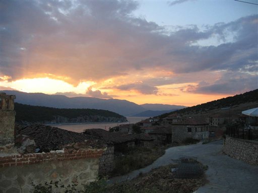 «Τα Φώτα» στις Πρέσπες, «ρίχνουν» δεκάδες νέοι από την Ελλάδα και την Ευρώπη